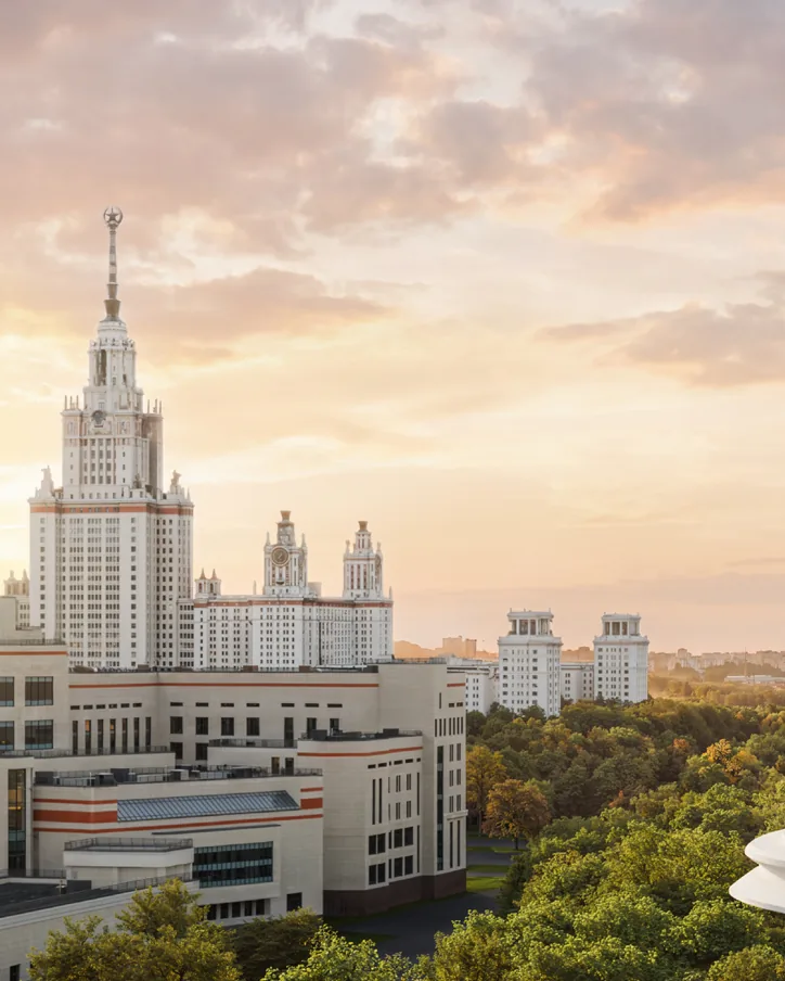 Главное здание МГУ и парк на закате, вид с террасы дома